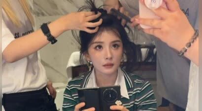 杨幂对镜比耶灵气十足 美萌丸子头上线