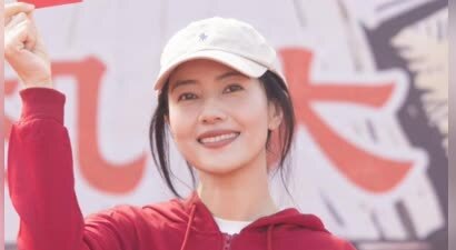 高圆圆回北京带娃，身材瘦而不柴美得突出，女儿小眼睛颜值偏普通