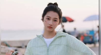 关晓彤身着淡绿休闲套装 清新元气少女感十足