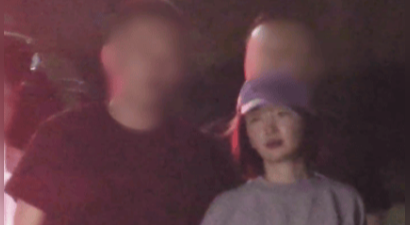周冬雨深夜酒吧小酌微醺，男性好友贴心搀扶上车。