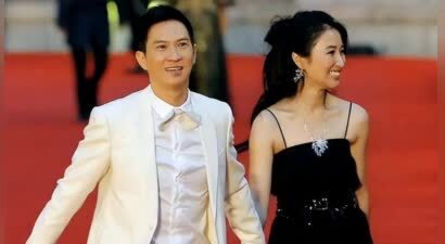 原来她是张家辉老婆，难怪丈夫多次拿影帝，真是娶一个贤妻旺三代