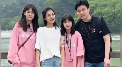 偶遇陆毅一家四口出游，鲍蕾和俩女儿穿同款造型，同框似姐妹花
