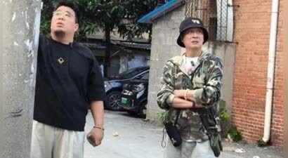 吴镇宇亮相柳州旧小区，迷彩服配礼帽潮爆了 状态好到让人忘记年龄