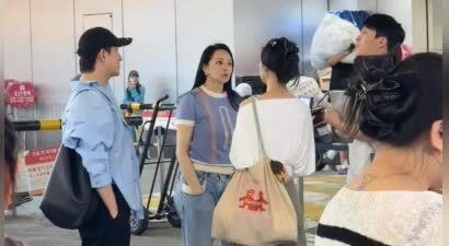 伊能静东大门采购衣服，穿着随意素颜出街，却比化了妆看着还年轻