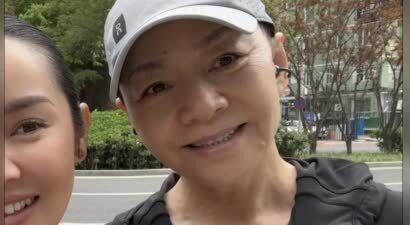 65岁宋丹丹在北京逛街被偶遇！穿着背心和小短裤状态好