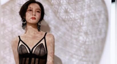 倪妮黑色薄纱礼服亮相 皮肤白皙线条优越