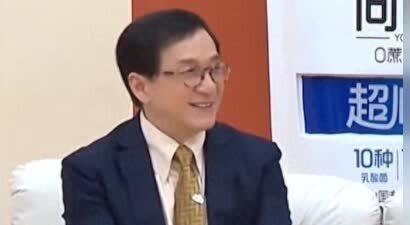 直言自己歌量少不敢开巡演，网友：成龙出过专辑，不够找任贤齐借