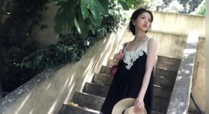 杨超越晒户外美照 穿蕾丝吊带裙元气满满