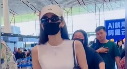 看古力娜扎的北京机场路透，穿背心人字拖身材修长，才知何为星味