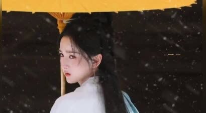 宋祖儿古装雪中撑伞路透东方韵味十足