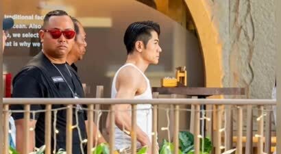 郭富城街头偶遇 一件背心一身紧致肌肉 做外公的年纪像40多岁的壮年
