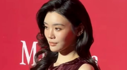 奚梦瑶婚后首公开亮相，与好友谷爱凌同框，酒红色长裙尽显优雅
