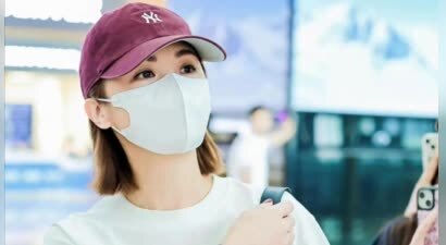 蔡卓妍现身机场，皮肤白皙眼神有光！新婚后状态越来越少女了！