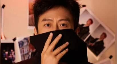 网友偶遇邓超街头赶路，主动自报所在位置大方随和毫无架子