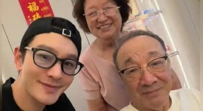 黄晓明端午节晒妈妈包的粽子，一家三口好幸福! 小海绵跟妈妈过节