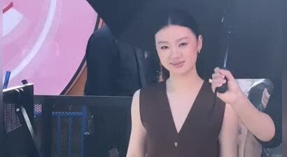单依纯现身三里屯，穿深V棕西装身材瘦一圈，脸蛋依旧圆润