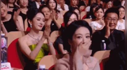杨紫摘“白玉兰视后”的瞬间！杨幂笑出了女演员间的另一种美好