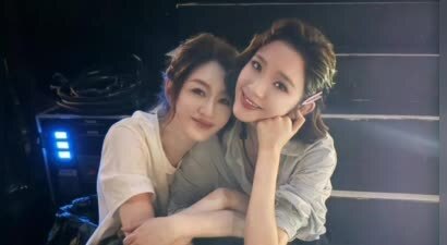 李小冉与唐艺昕合影晒出 美女贴贴超级养眼
