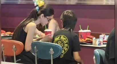 baby 带儿子小海绵游迪士尼 简单吃汉堡相处温馨
