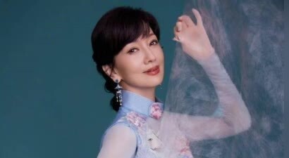赵雅芝穿蓝色绣牡丹旗袍雍容大方