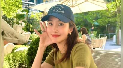 杨采钰回复网友：有婚礼婚纱照和满月酒，但是不给你看