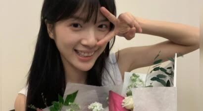 李思潼晒毕业典礼现场随拍 身着学士服笑容明媚