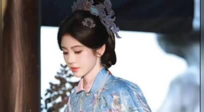 鞠婧祎身着蓝色古装 温婉雅致尽显东方气韵