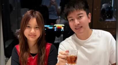 甜馨陪贾乃亮过父亲节，二人合影画面温馨，网友：父女俩越来越像