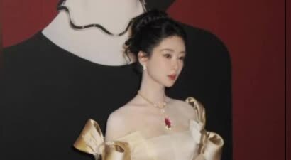 杨紫蝴蝶结泡泡袖礼裙造型气质出众