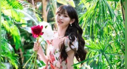 田曦薇穿碎花长裙笑容甜美