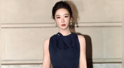 杨紫亮相白玉兰提名晚宴 蓝裙搭配盘发凸显优雅格调