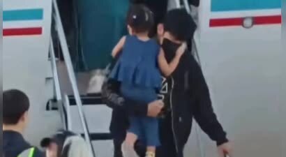 周杰伦携一双儿女抵京准备演唱会 单手抱女儿满满父爱