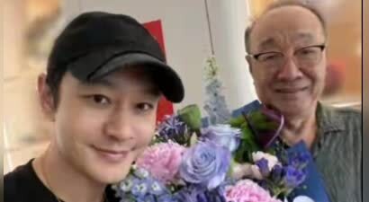 黄晓明不秀排场只发合照 昔日霸总退居边角 中年心酸藏不住了