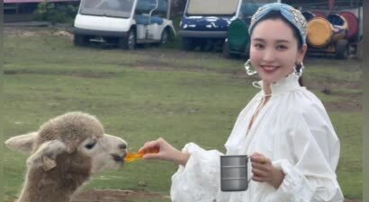 金莎晒近照暴露真实身高 评论称我真的不是一米五几