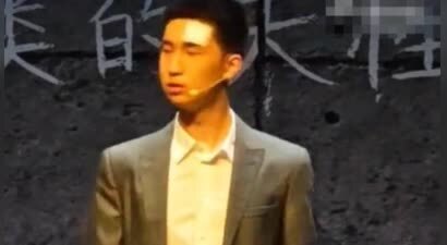 15 岁林大竣登台演话剧，神态举止酷似爸爸林永健