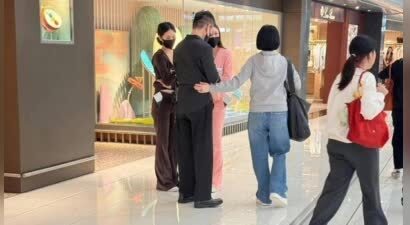小 S 全家香港出游 全家逛街闲适自在