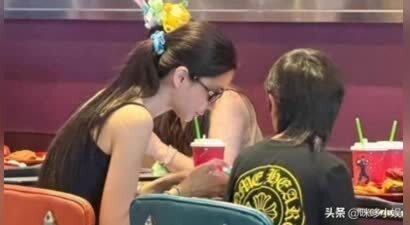 杨颖带儿子素颜现身香港迪士尼，穿吊带绑发圈，儿子狼尾发型吸睛