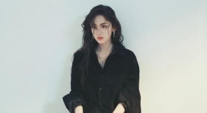 娜扎杂志照片湿发造型曝光 直视镜头魅力十足