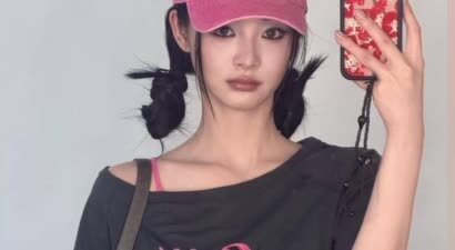 周洁琼粉帽搭配小烟熏妆容 休闲造型酷飒灵动