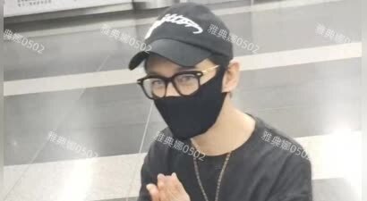 黄晓明北京机场再引争议，骑粉箱脚踩厚底鞋，人到中年图什么