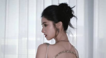 张婧仪晒照身穿露背礼裙 身材窈窕温柔大方