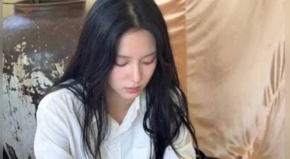 周也白衬衫造型清爽出镜 侧脸轮廓优越亮眼
