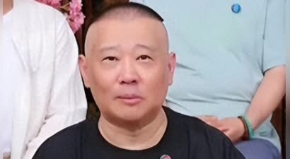 郭麒麟成都拍戏被吊起来，郭德纲直播喊话导演：跪着等我去找你！