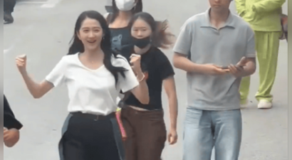 关晓彤片场快步迎父亲探班 满脸笑意明媚治愈