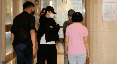 林青霞低调抵达医院 探望资深电影人施南生