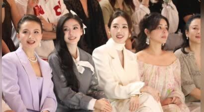 董璇携女儿小酒窝亲子走秀 Angelababy等女星温暖捧场