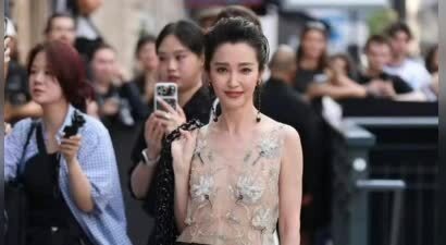 李冰冰裸色上衣搭阔腿裤出席活动 状态超能打