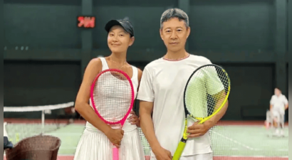瞿颖晒与张丰毅球场合照 盛赞对方状态好：谁能看出来70了呢