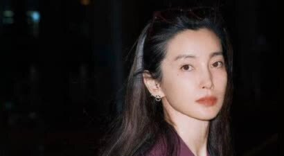 李冰冰一袭紫红色长裙淡妆出镜 神色悠然松弛感拉满