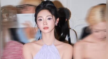 周洁琼身穿淡紫色挂脖长裙 气质优雅